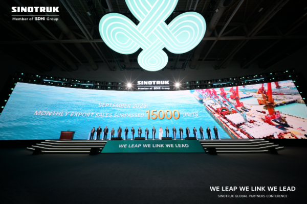 且向潮头再扬帆！中国重汽重卡单月出口1.5万辆，再次刷新行业纪录