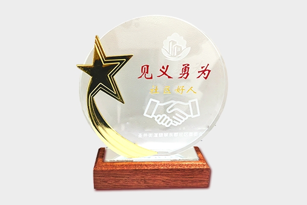 点赞丨“逆行”真英雄，救火显担当！
